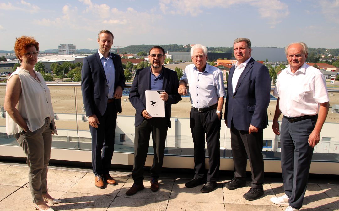 Bayerischer Gesundheits&shy;minister Klaus Holetschek zu besuch