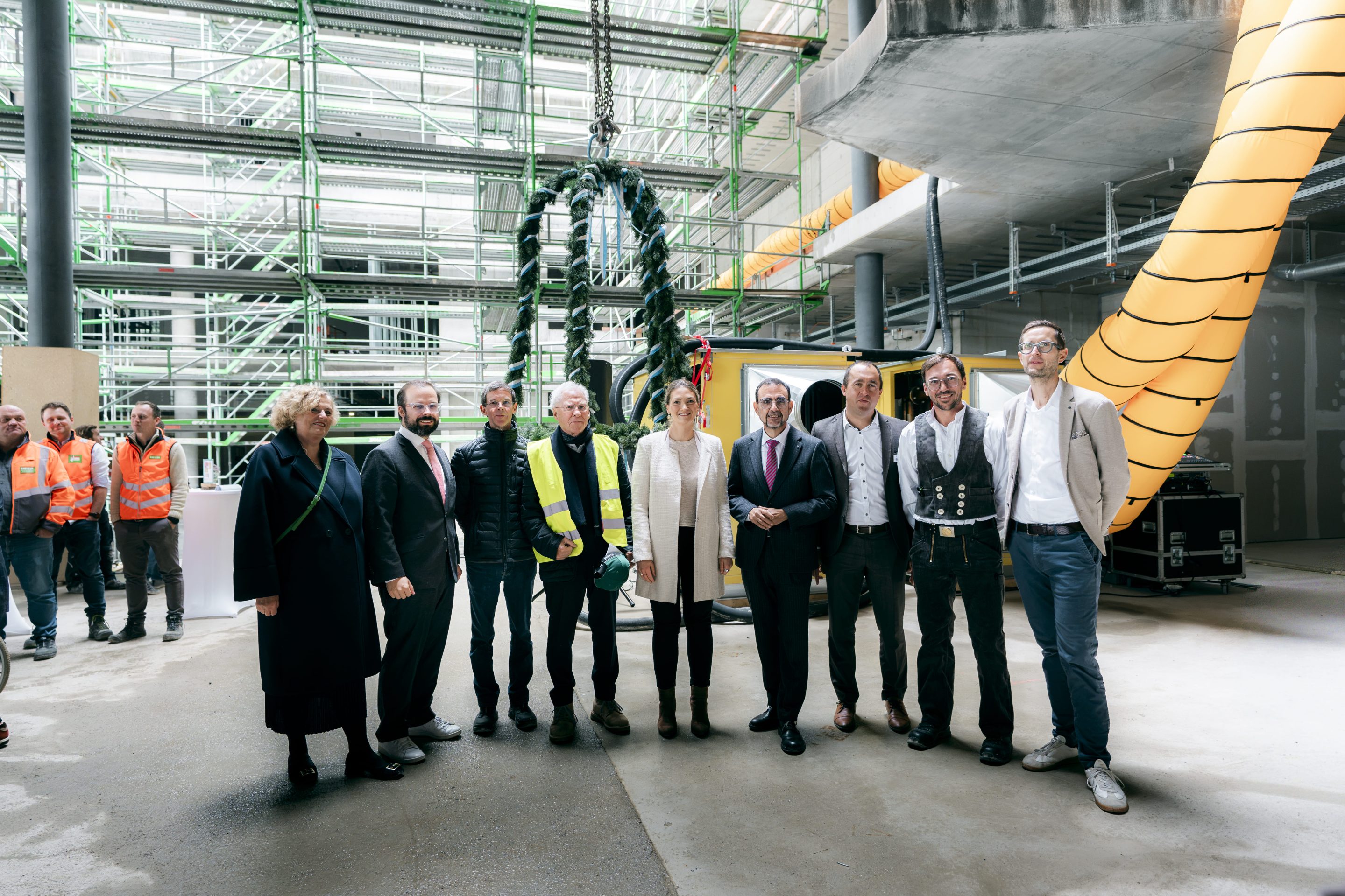 glass_klinkum_memmingen_richtfest_2026_oktober_gruppenbild_richtfestkranz